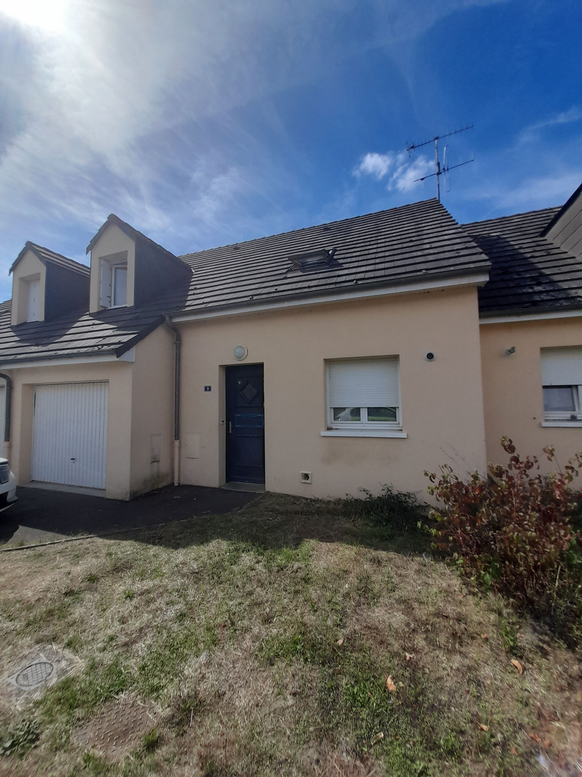 Devant de la maison, avec petit jardin et façade bien entretenue